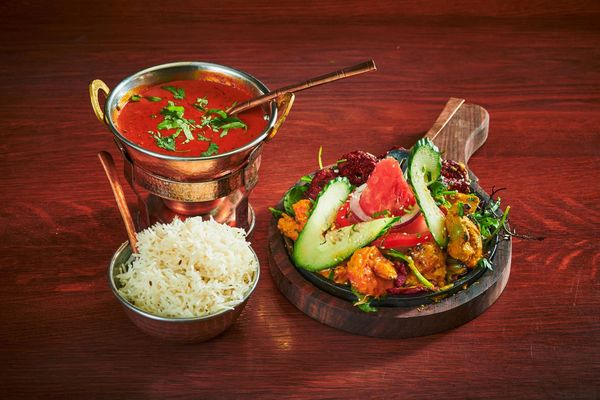 Tandoori mixed grill med curry, ris og salat