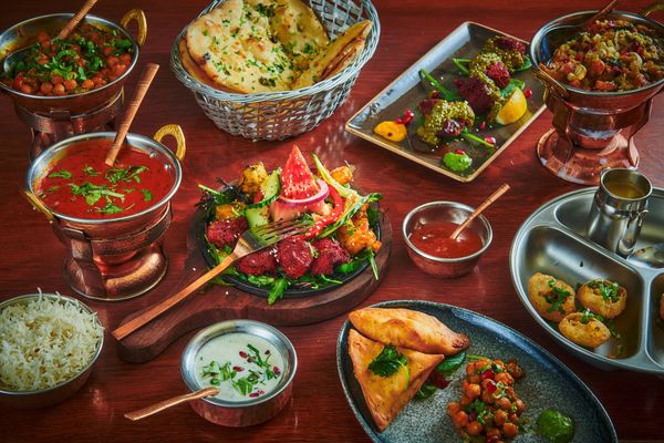 Indiske retter med nanbrød, tandoori og curry
