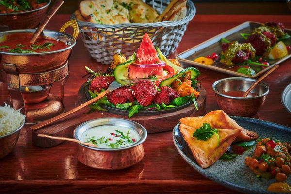 Et bord med indiske retter hos Jaipur